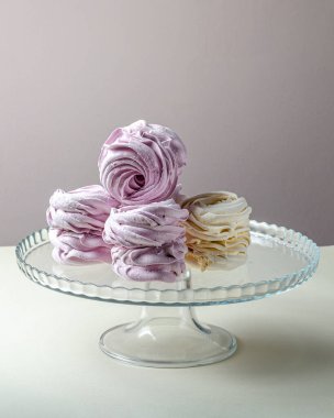 Şekerlemeler cam bir vazoda kıvırcıktır.