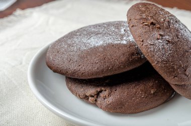 Pudra şekerli çikolatalı bisküviler