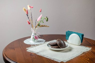 Vazo ve peçetelerle dolu bir hayat