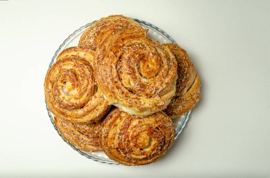 Jambon ve peynirli çörekler.