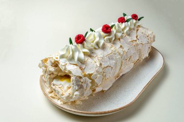 Ahududulu kremalı pasta.