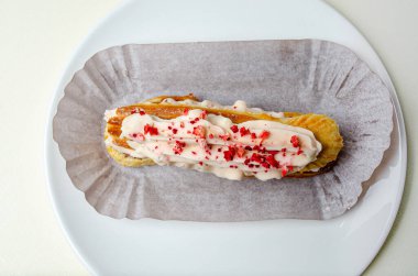 Kremalı ve çilekli ekler.