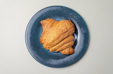 Çilekli ve çikolatalı kruvasan.