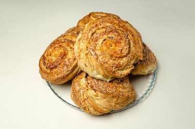 Jambon ve peynirli çörekler.