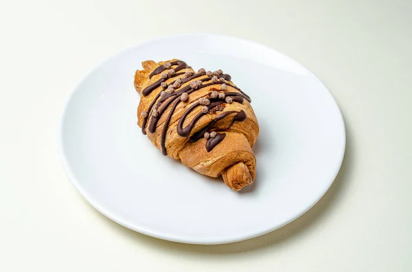 Croissants com morangos e chocolate — Fotografia de Stock