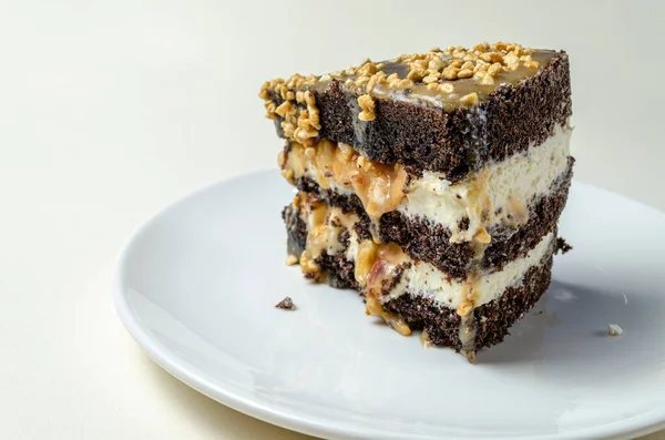 Шоколадний бісквітний торт з горіхами — стокове фото
