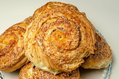 Jambon ve peynirli çörekler.