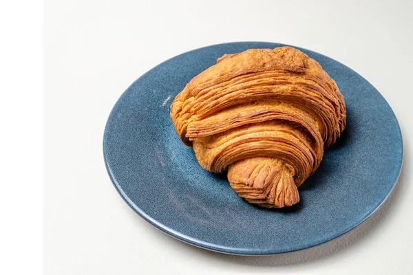 Croissanter med jordgubbar och choklad — Stockfoto