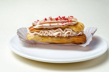 Kremalı ve çilekli ekler.