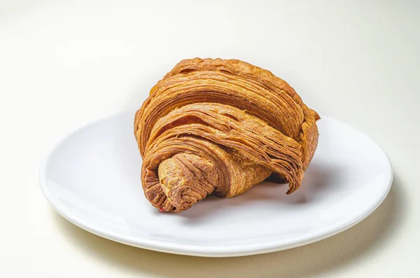 Croissants com morangos e chocolate — Fotografia de Stock