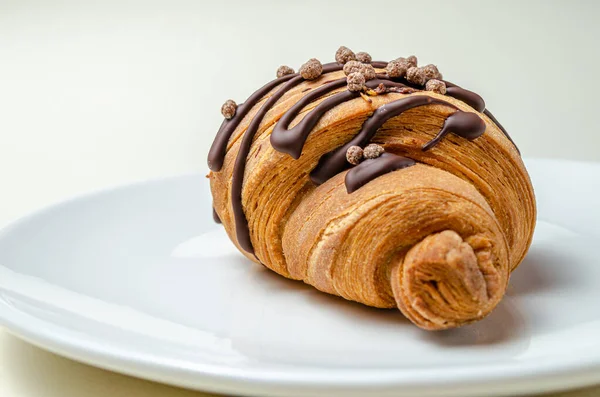 Croissants com morangos e chocolate — Fotografia de Stock