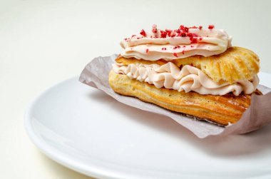 Kremalı ve çilekli ekler.