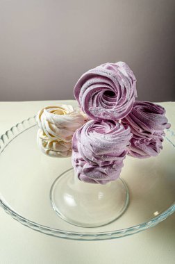 Şekerlemeler cam bir vazoda kıvırcıktır.