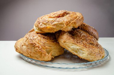 Jambon ve peynirli çörekler.