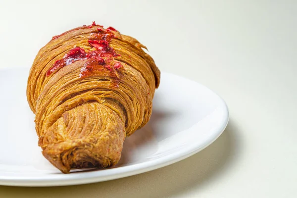 Croissants com morangos e chocolate — Fotografia de Stock