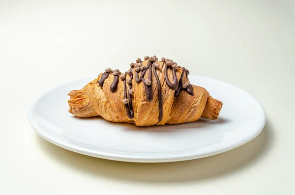 Croissants with strawberries and chocolate — Stock Photo, Image