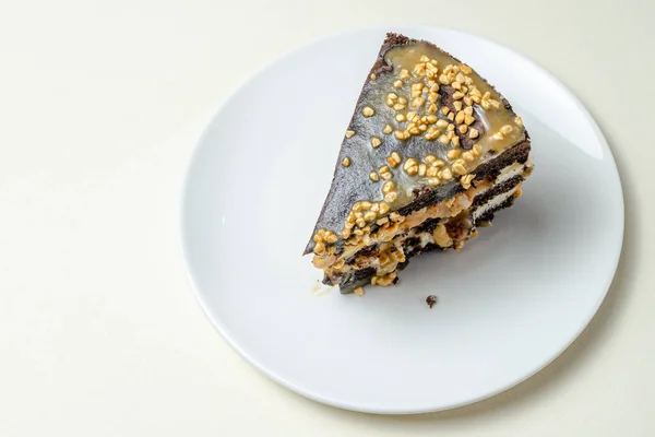 Bolo de biscoito de chocolate com nozes — Fotografia de Stock