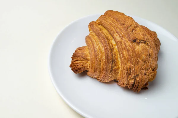 Croissants com morangos e chocolate — Fotografia de Stock