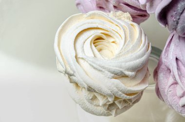 Şekerlemeler cam bir vazoda kıvırcıktır.