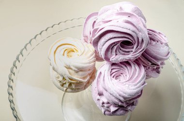 Şekerlemeler cam bir vazoda kıvırcıktır.