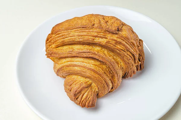 Croissanter med jordgubbar och choklad — Stockfoto