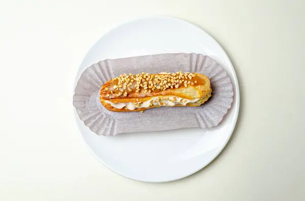 Eclair com creme e morangos — Fotografia de Stock