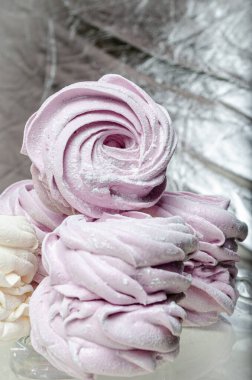 Şekerlemeler cam bir vazoda kıvırcıktır.