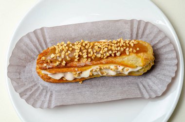 Kremalı ve çilekli ekler.