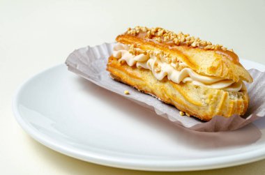 Kremalı ve çilekli ekler.