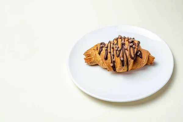 Croissants com morangos e chocolate — Fotografia de Stock