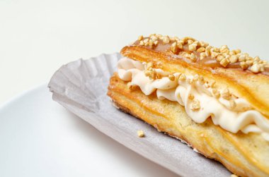 Kremalı ve çilekli ekler.