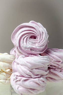 Şekerlemeler cam bir vazoda kıvırcıktır.