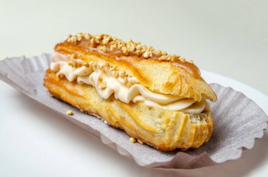 Kremalı ve çilekli ekler.