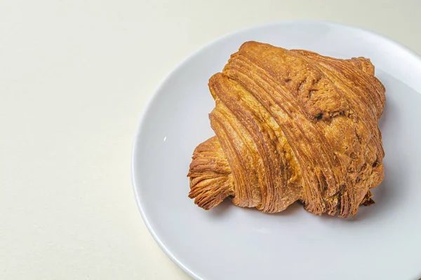 Croissants com morangos e chocolate — Fotografia de Stock