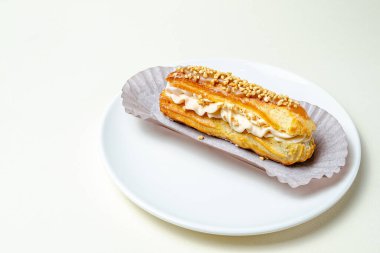 Kremalı ve çilekli ekler.