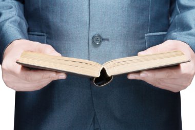 açık bir kitap tutan elbiseli adam