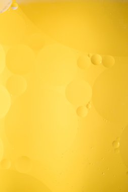 Sarı arkaplanda kabarcıklar