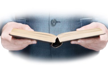 erkek açık bir kitap tutan eller