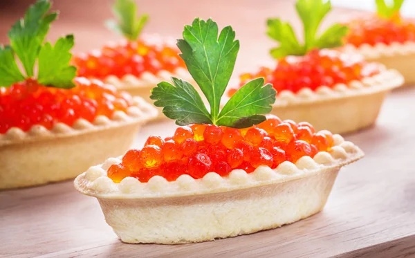 Kırmızı havyarlı kanepeler 