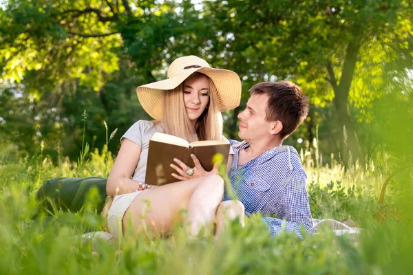 A loving couple reading a book on nature — Stock Photo, Image