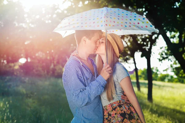 Couple kissing under umbrella — Stock Photo, Image