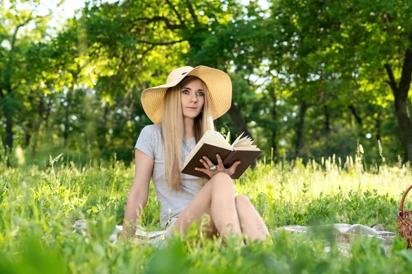 Girl on the nature of reading a book — Stock Photo, Image