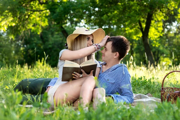 Любящая пара, читающая книгу о природе — стоковое фото