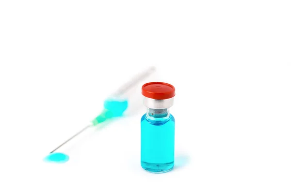 注射器和一瓶与分离的白色背景上的一种疫苗 — 图库照片