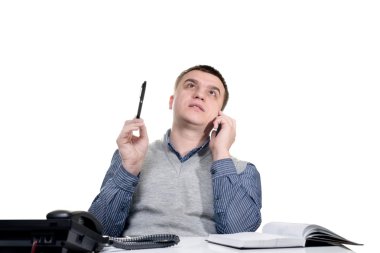 ofis çalışanı. Bir masada oturan ve telefonda konuşurken genç ofis çalışanı