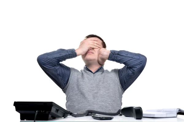 ofis çalışanı. Yorgun masasında oturan genç ofis çalışanı