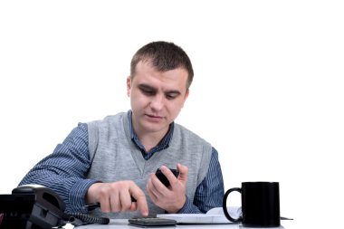 ofis çalışanı. Masa başında çalışan genç ofis çalışanı