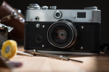 eski fotoğraf makinesi. Kırık kamera araçları ile masanın üzerinde yatan