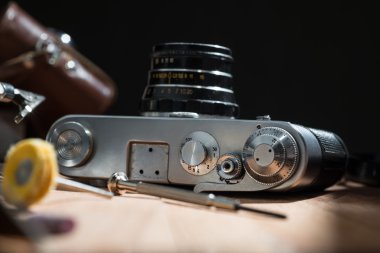 eski fotoğraf makinesi. Kırık kamera araçları ile masanın üzerinde yatan