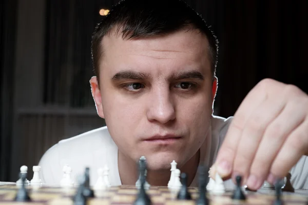Échecs. homme jouant aux échecs — Photo
